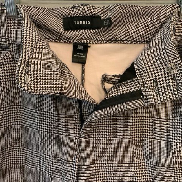 Torrid Black White Glen Plaid Luxe Ponte Trouser Pants 22T Like New - Picture 3 of 9
